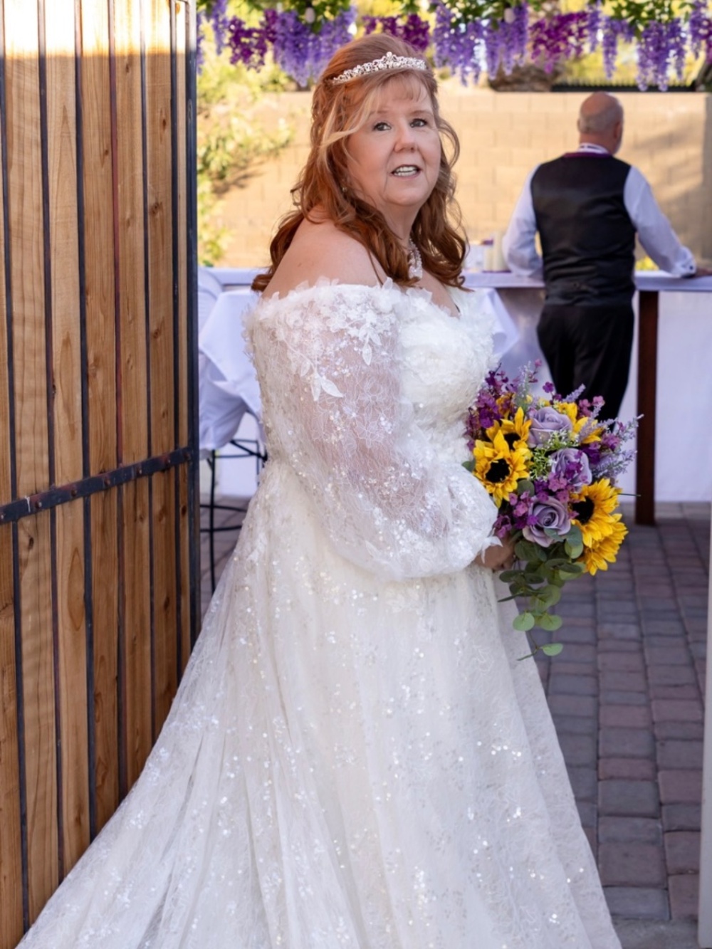 Wedding bridal dress size fit between 14 and 18 sparkle and long train off shoul